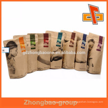 Reposer des sacs en papier brun kraft doublés avec une fermeture à glissière pour des protéines en poudre ou des suppléments